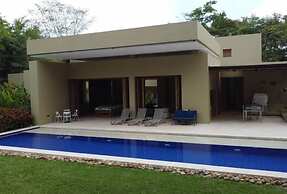 Yeguas Y64 by Wynwood House