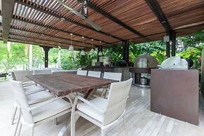 Yeguad U6 by Wynwood House