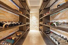 Yeguad U6 by Wynwood House