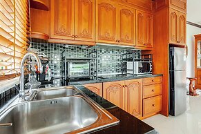 Luxury Iconic Royal Boat Pool Villa North Pattaya