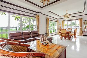 Luxury Iconic Royal Boat Pool Villa North Pattaya