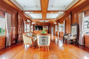 Luxury Iconic Royal Boat Pool Villa North Pattaya