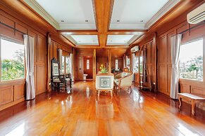 Luxury Iconic Royal Boat Pool Villa North Pattaya