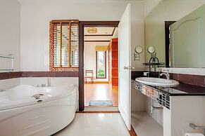 Luxury Iconic Royal Boat Pool Villa North Pattaya