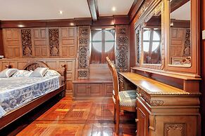 Luxury Iconic Royal Boat Pool Villa North Pattaya