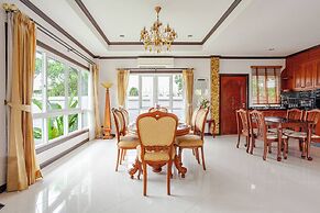 Luxury Iconic Royal Boat Pool Villa North Pattaya