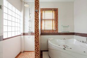 Luxury Iconic Royal Boat Pool Villa North Pattaya