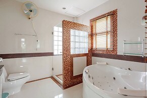 Luxury Iconic Royal Boat Pool Villa North Pattaya