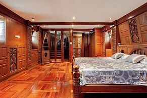 Luxury Iconic Royal Boat Pool Villa North Pattaya