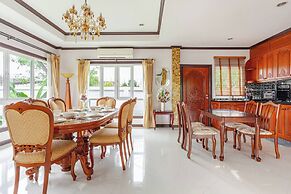 Luxury Iconic Royal Boat Pool Villa North Pattaya