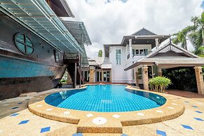 Luxury Iconic Royal Boat Pool Villa North Pattaya