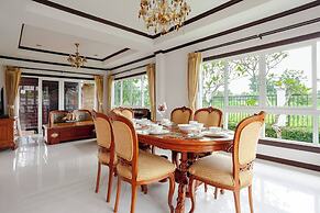 Luxury Iconic Royal Boat Pool Villa North Pattaya