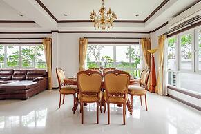 Luxury Iconic Royal Boat Pool Villa North Pattaya