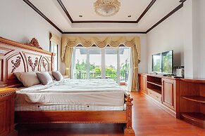 Luxury Iconic Royal Boat Pool Villa North Pattaya