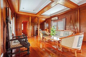 Luxury Iconic Royal Boat Pool Villa North Pattaya