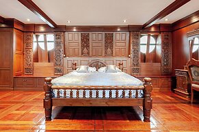 Luxury Iconic Royal Boat Pool Villa North Pattaya