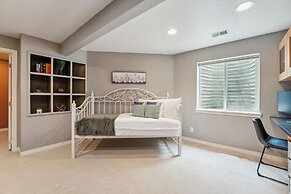 Parkside Retreat 2 Suites, Office, Garage