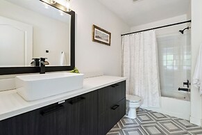 Parkside Retreat 2 Suites, Office, Garage