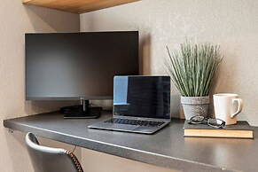 Parkside Retreat 2 Suites, Office, Garage