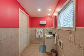 11 Mi to Oneida Lake: Spacious Apt in Verona!