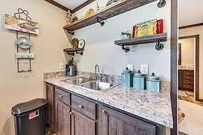 6 Mi to Topsey Exotic Ranch: Retreat on 12 Acres!