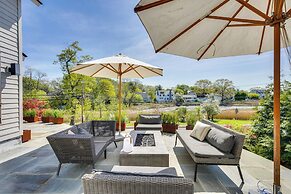 Walk to Beach: Luxe Home w/ Fire Pit in Rowayton!