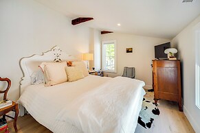 Walk to Beach: Luxe Home w/ Fire Pit in Rowayton!