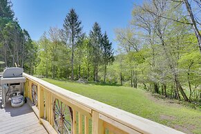 4 Mi to Delaware River: Callicoon Retreat w/ Deck!