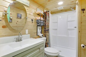 4 Mi to Delaware River: Callicoon Retreat w/ Deck!