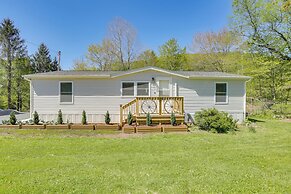 4 Mi to Delaware River: Callicoon Retreat w/ Deck!