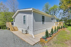 4 Mi to Delaware River: Callicoon Retreat w/ Deck!