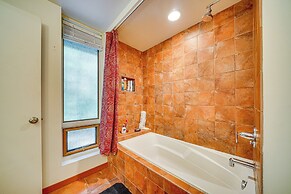 8 Mi to Dtwn Seattle: Pet-friendly Apt w/ Hot Tub