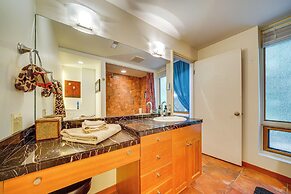 8 Mi to Dtwn Seattle: Pet-friendly Apt w/ Hot Tub