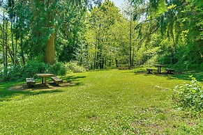 8 Mi to Dtwn Seattle: Pet-friendly Apt w/ Hot Tub