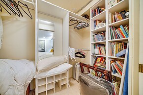 8 Mi to Dtwn Seattle: Pet-friendly Apt w/ Hot Tub