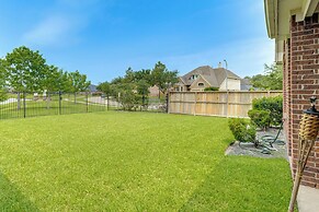 Pet-friendly Home w/ Patio & Yard in Rosharon