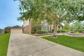 Pet-friendly Home w/ Patio & Yard in Rosharon