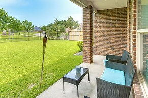 Pet-friendly Home w/ Patio & Yard in Rosharon