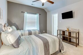 Pet-friendly Home w/ Patio & Yard in Rosharon