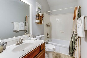 Pet-friendly Home w/ Patio & Yard in Rosharon