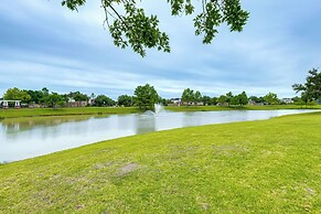 Pet-friendly Home w/ Patio & Yard in Rosharon