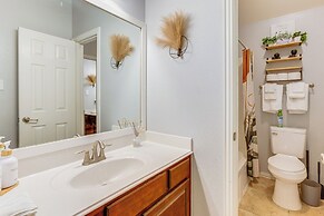 Pet-friendly Home w/ Patio & Yard in Rosharon