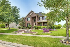 Pet-friendly Home w/ Patio & Yard in Rosharon