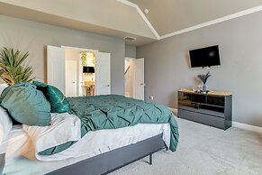 Pet-friendly Home w/ Patio & Yard in Rosharon