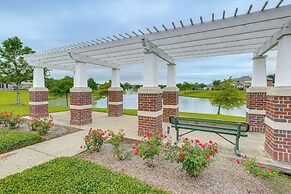 Pet-friendly Home w/ Patio & Yard in Rosharon