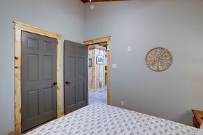 < 1 Mi to Devils Fork Recreation Area: Cozy Cabin!