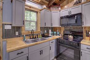 < 1 Mi to Devils Fork Recreation Area: Cozy Cabin!