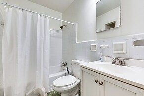 Walk to Golf: Cozy Home w/ Lush Yard in Atlanta!