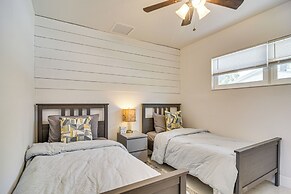 5 Mi to Beach: Tampa Retreat w/ Furnished Lanai!