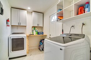 5 Mi to Beach: Tampa Retreat w/ Furnished Lanai!